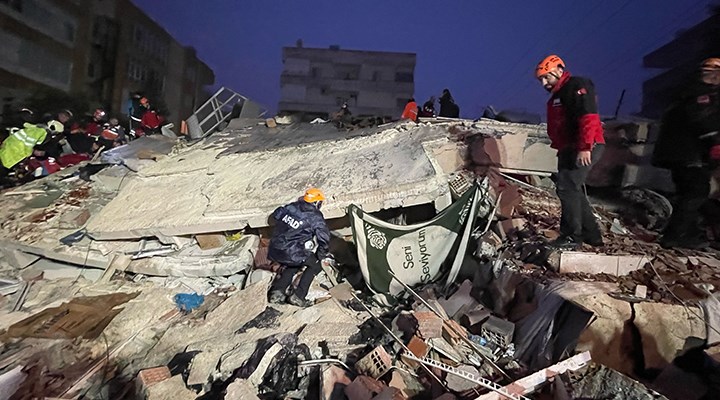 Türkiye Depremzedeler için Acil Yardım