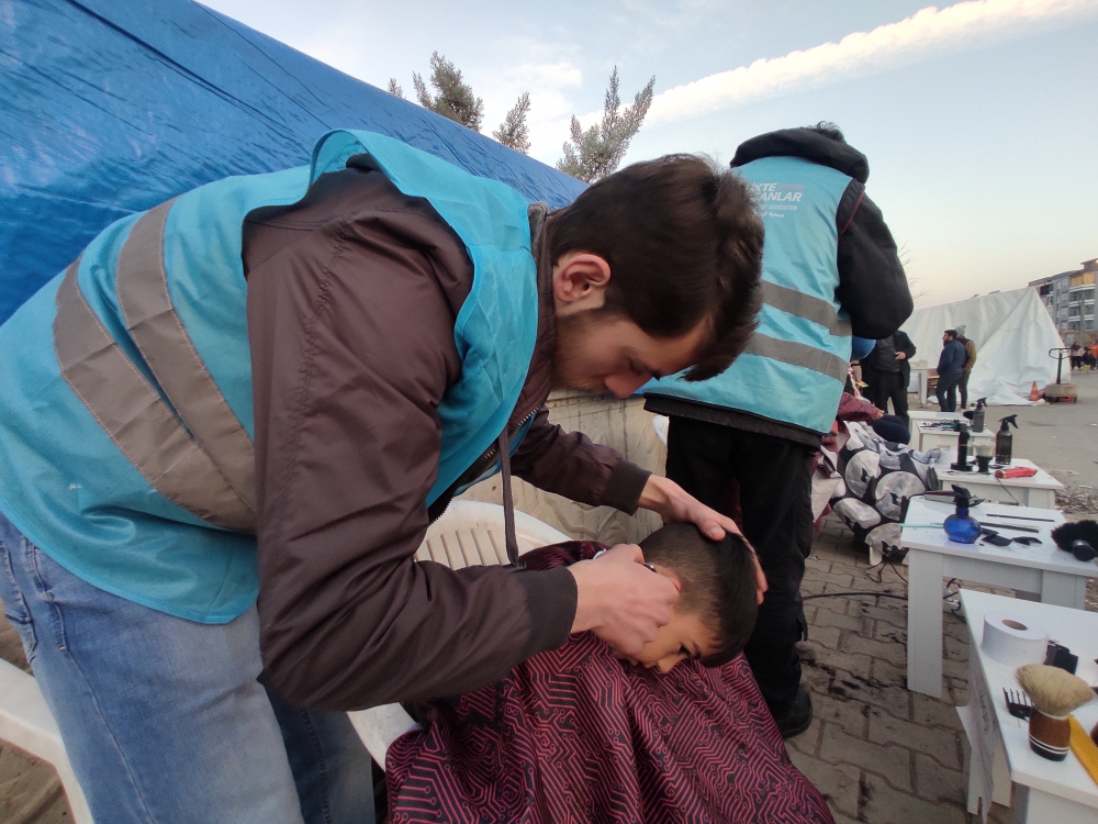 10larmedya: Suriyeli berberler de deprem bölgesinde ücretsiz hizmet veriyor