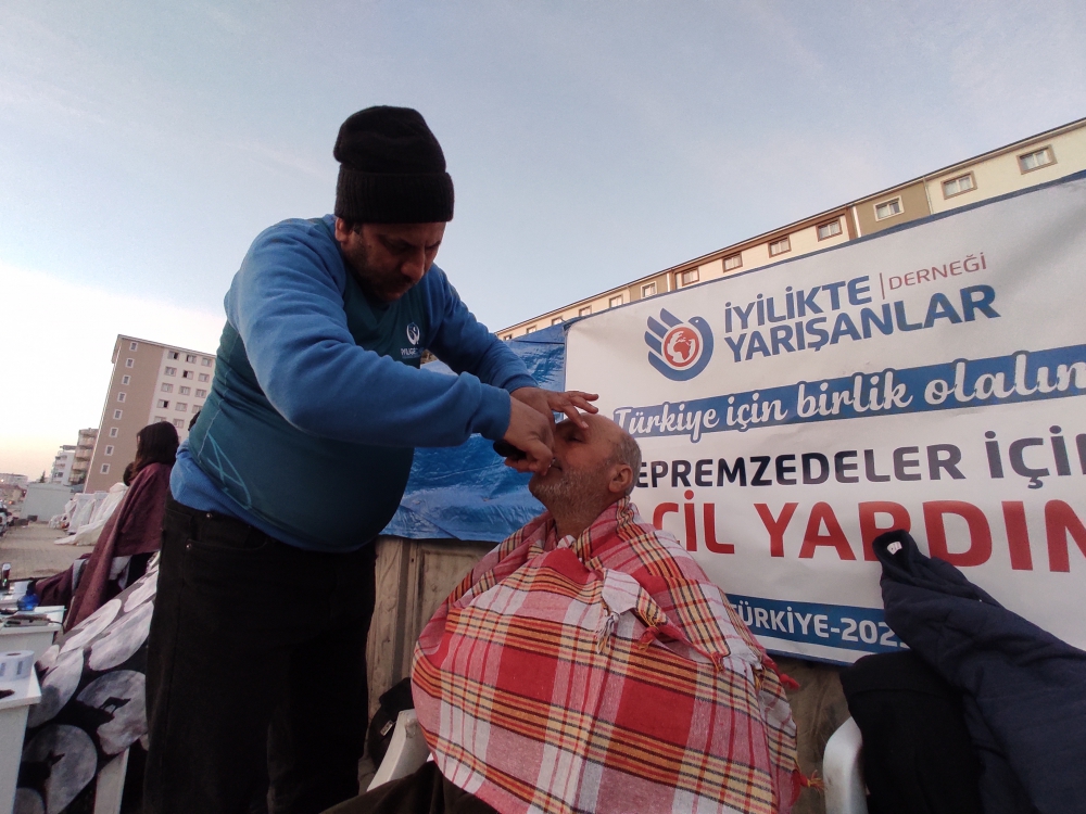 Orient Turk: Suriyeli berberler dayanışma göstermek amacıyla depremzedelere ücretsiz hizmet verdi